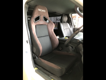 TOYOTA ハイエース に RECARO（レカロ） SR-7F GU100 ブラウン A/R 装着