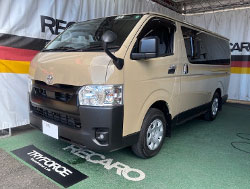 TOYOTA@nCG[X@GDH206Vi2025Nj@Ɂ@RECAROiJj@LX-F@WL110H@A/R@BK@V[gq[^[t@A[Xgt~E@